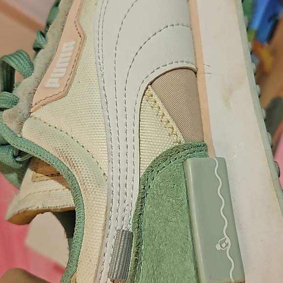 💯Auth PUMA x Animal Crossing™: New Horizons Future Rider Junior Size 5 S - Picture 9 of 11